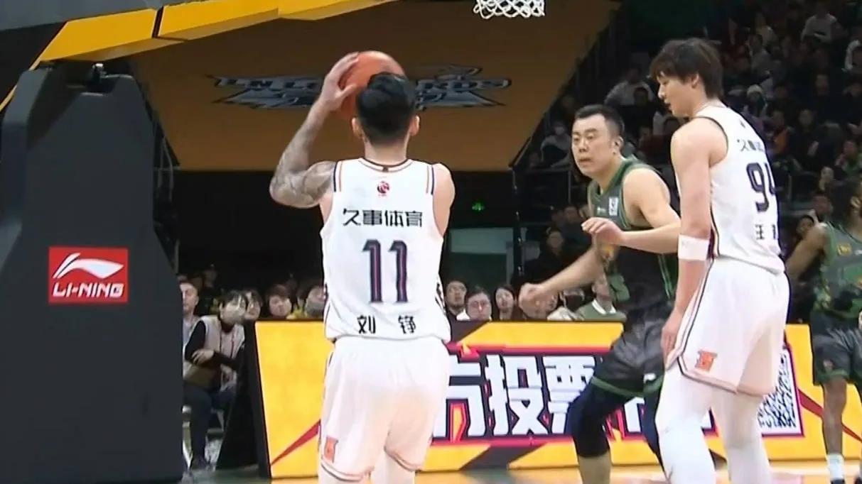 上海队爆发神级表现，全国篮球锦标赛被彻底压制，碾压的简单介绍