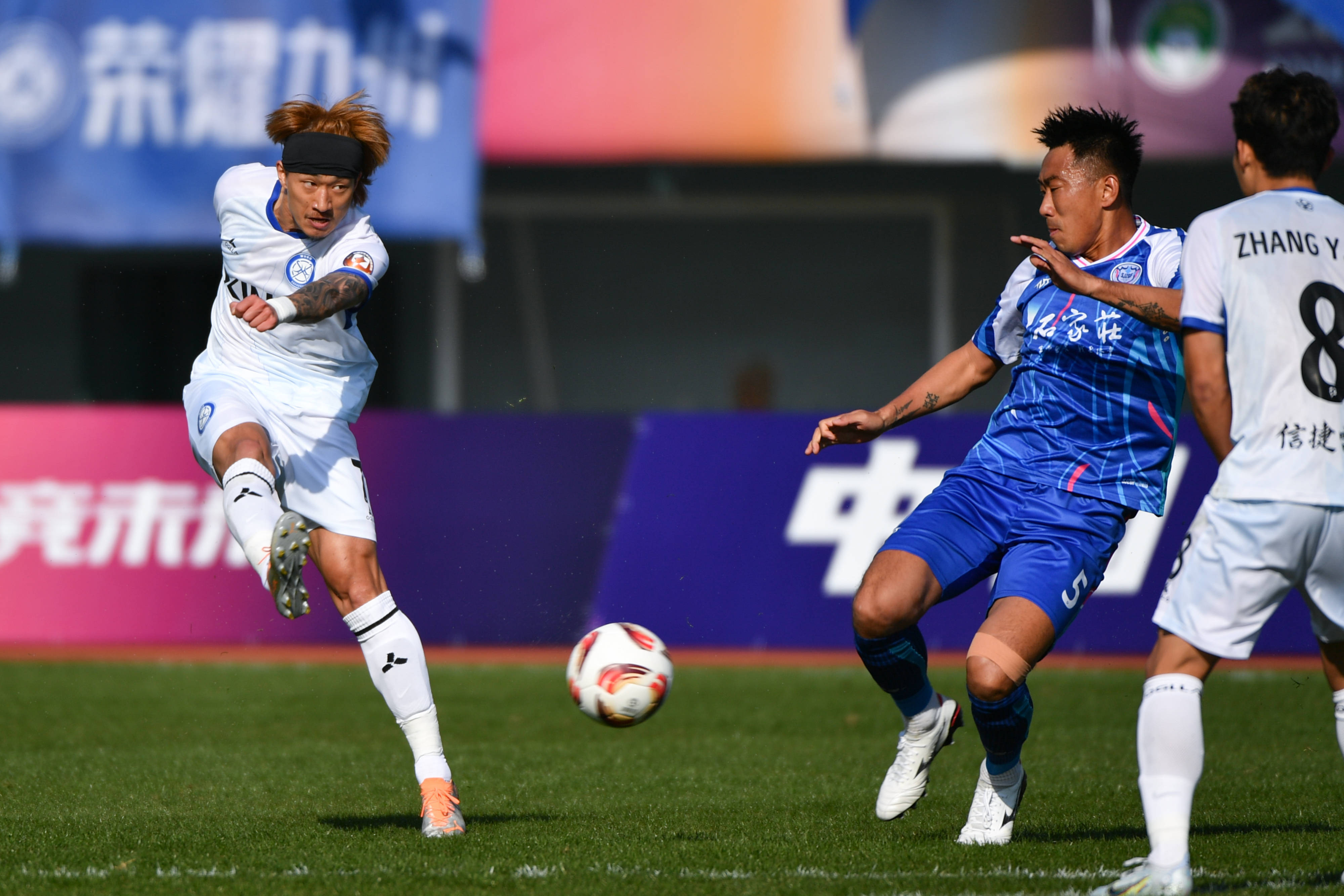 里尔俱乐部球员脚下功夫独具，力挫对手