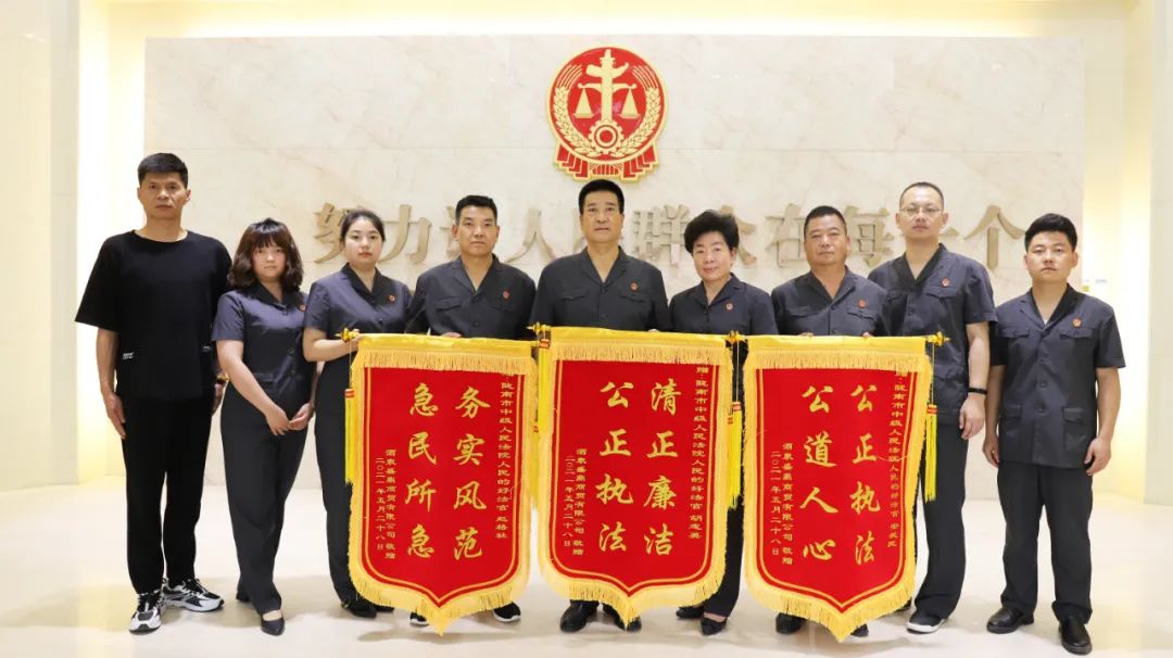 米兰体育下载-裁判临场执法公正客观，万人点赞