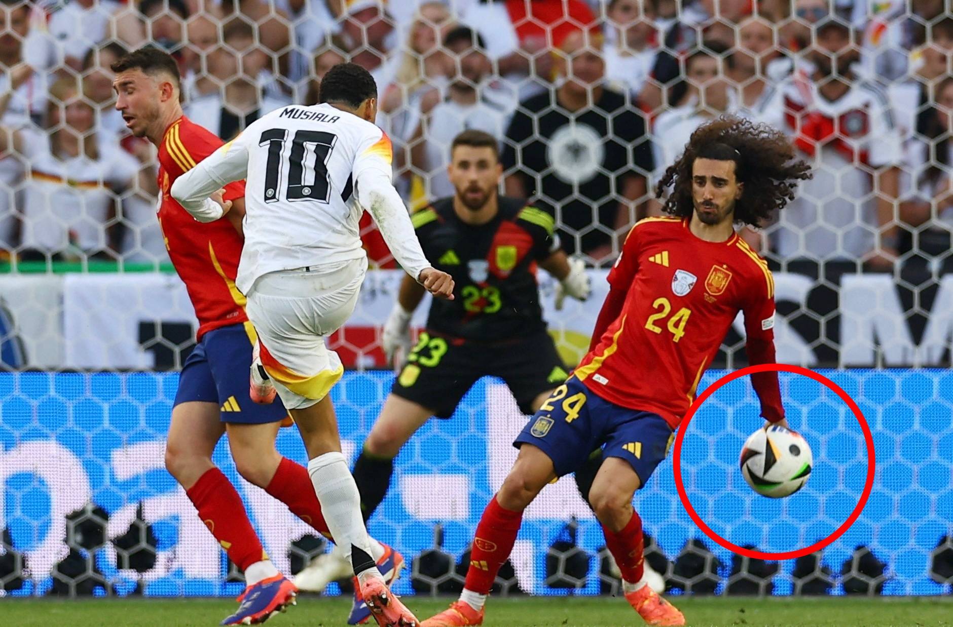 国际足球锦标赛上的激烈角逐引人瞩目！