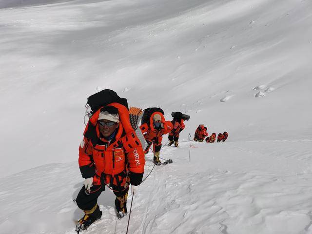 包含队伍经过努力训练,终于荣耀登顶的词条 包含队伍经过努力训练,终于荣耀登顶的词条