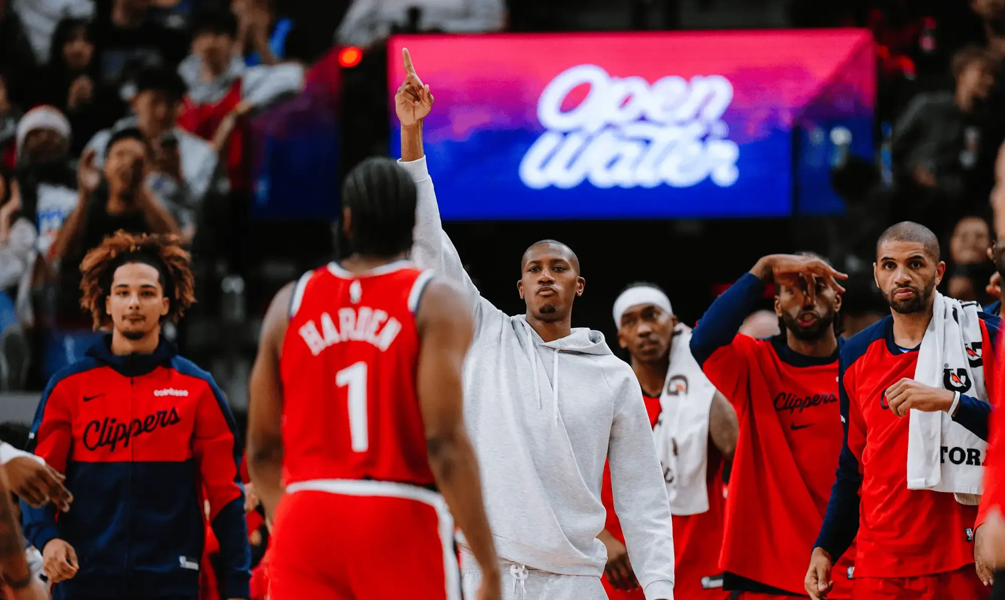 关于猛龙大胜灰熊，伦纳德风采再现成就王者的信息