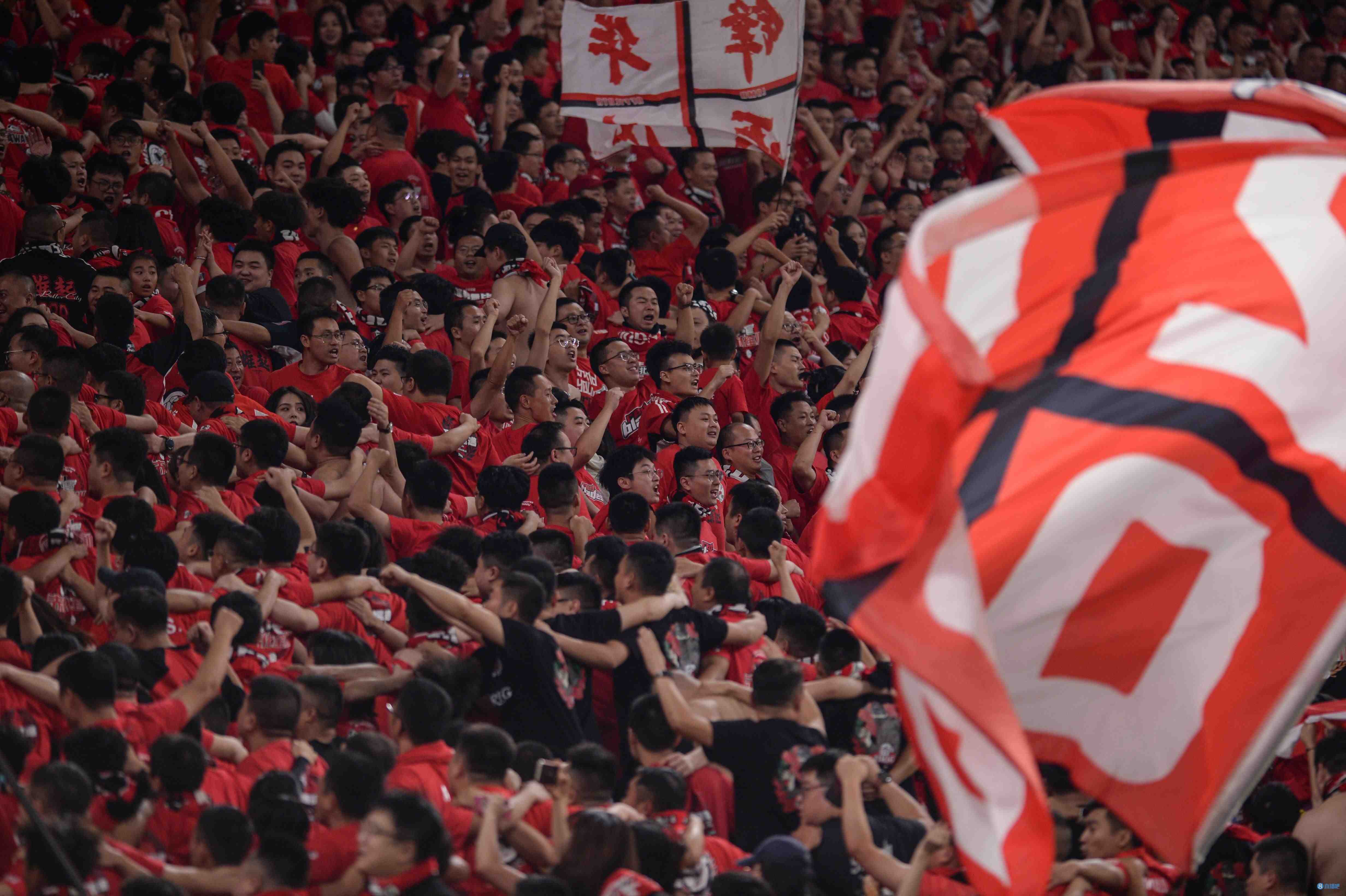 球迷热情赞颂球员的表现，场面热闹非凡