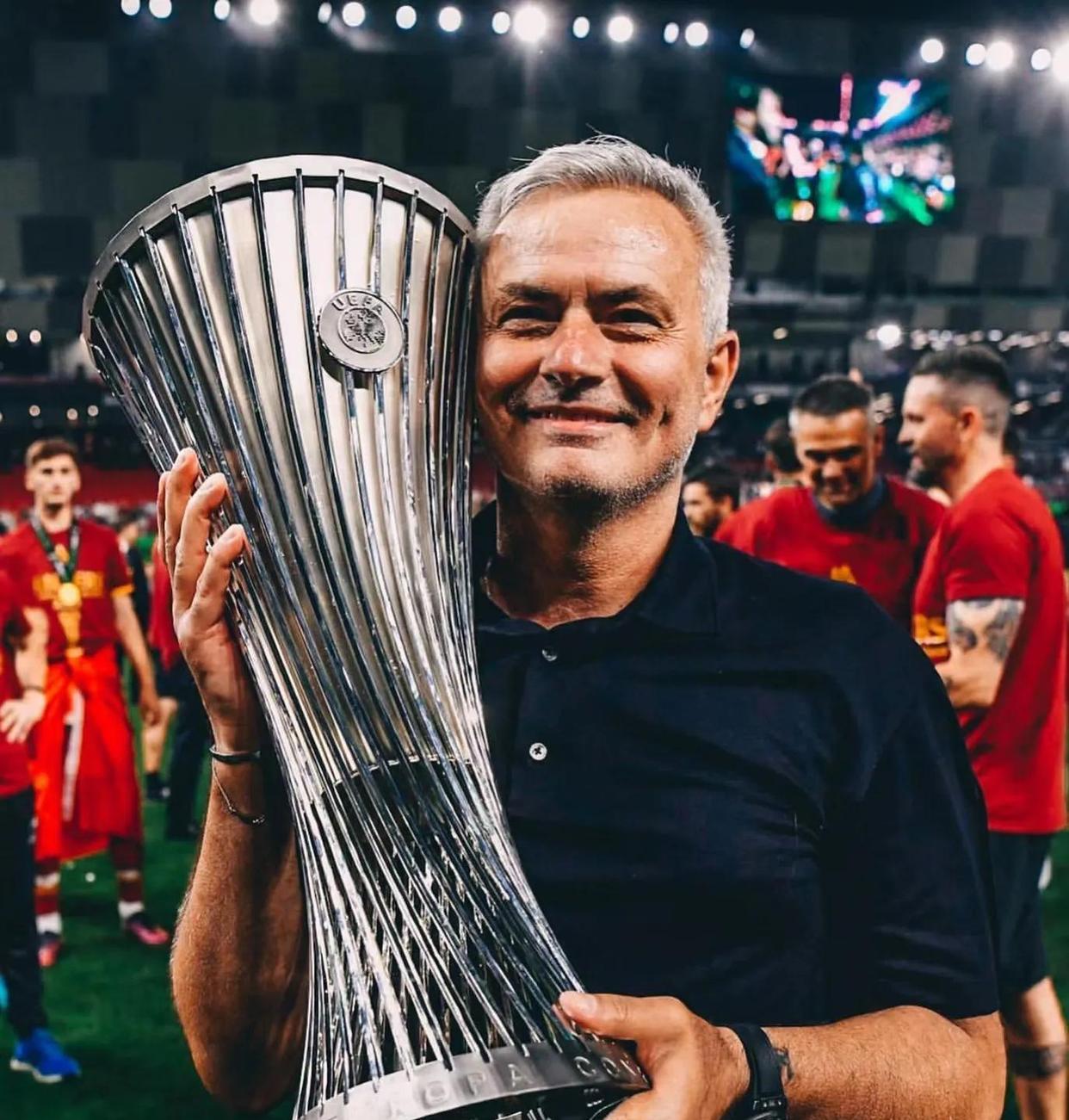 米兰体育app下载地址-曼联客场不敌瓦伦西亚：穆帅怒批球员表现