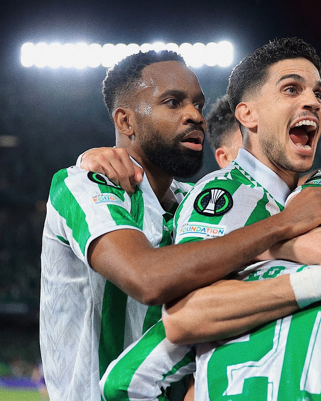 全球足球盛事！男女运动员交锋