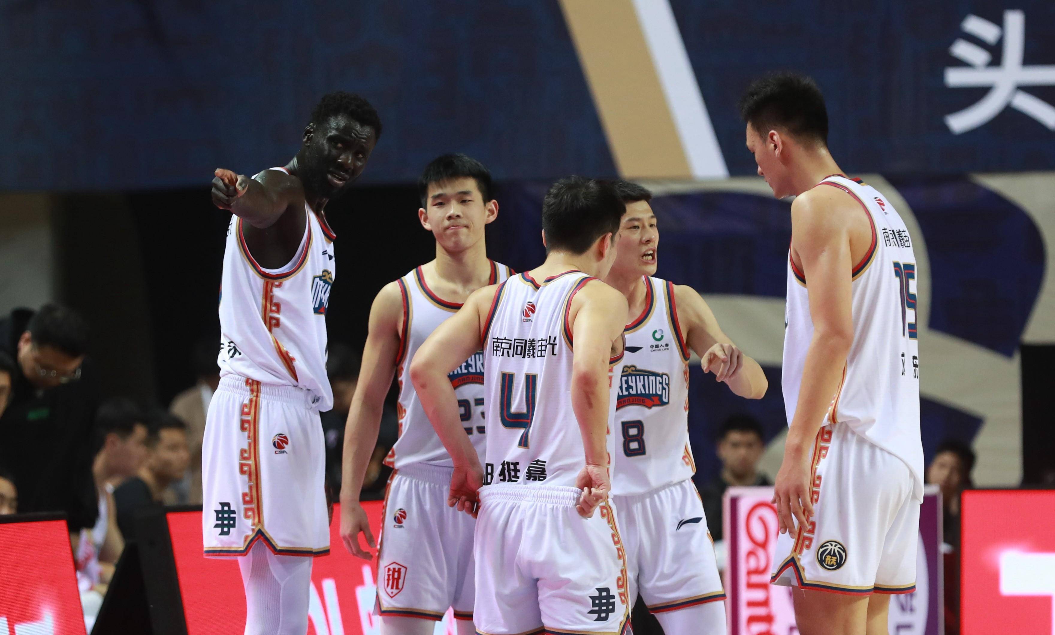 湖南男篮主场失利，排名下滑