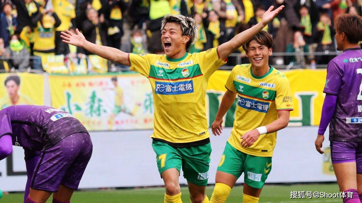 足球比拼燃起热潮,球队实力逐渐显现 足球比拼燃起热潮,球队实力逐渐显现