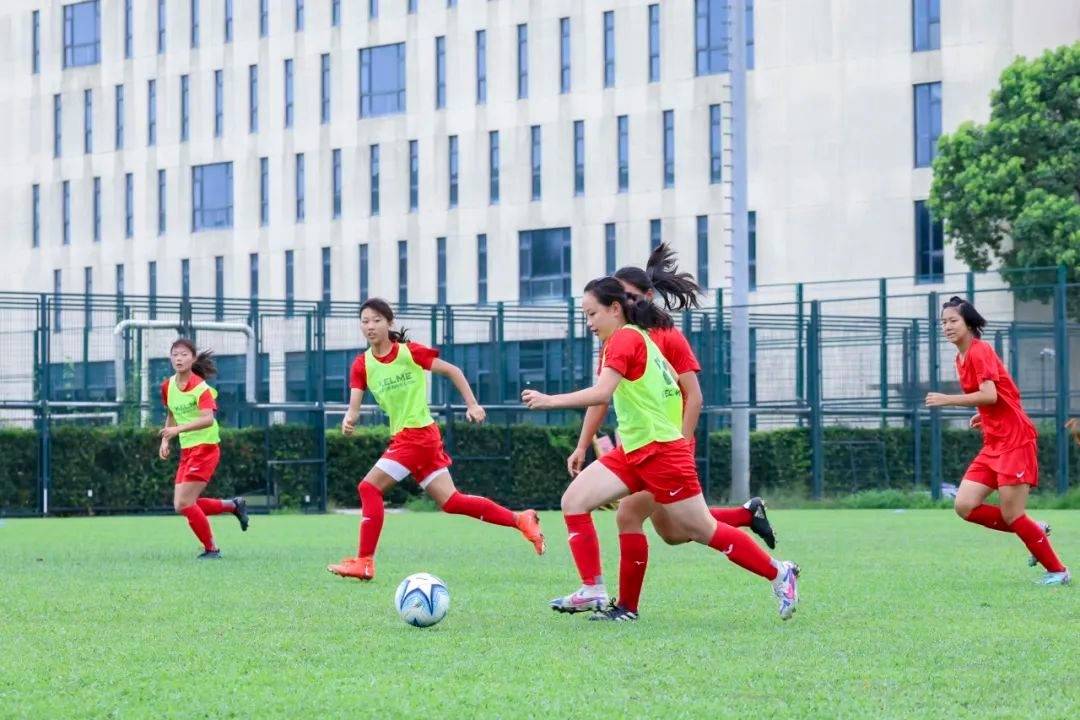 米兰体育培训-中国女足队员在比赛中展现出色体能