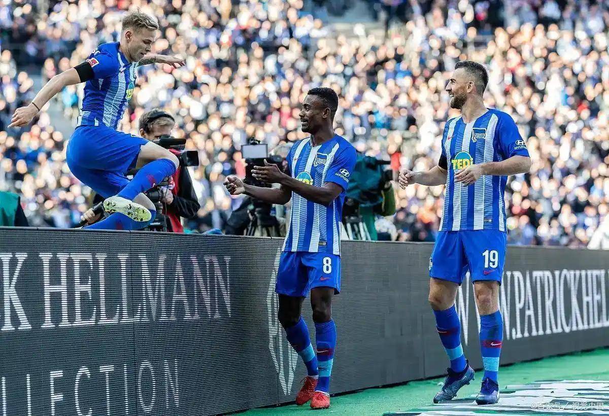 包含紧追强劲对手，莱斯特城主场血拼的词条