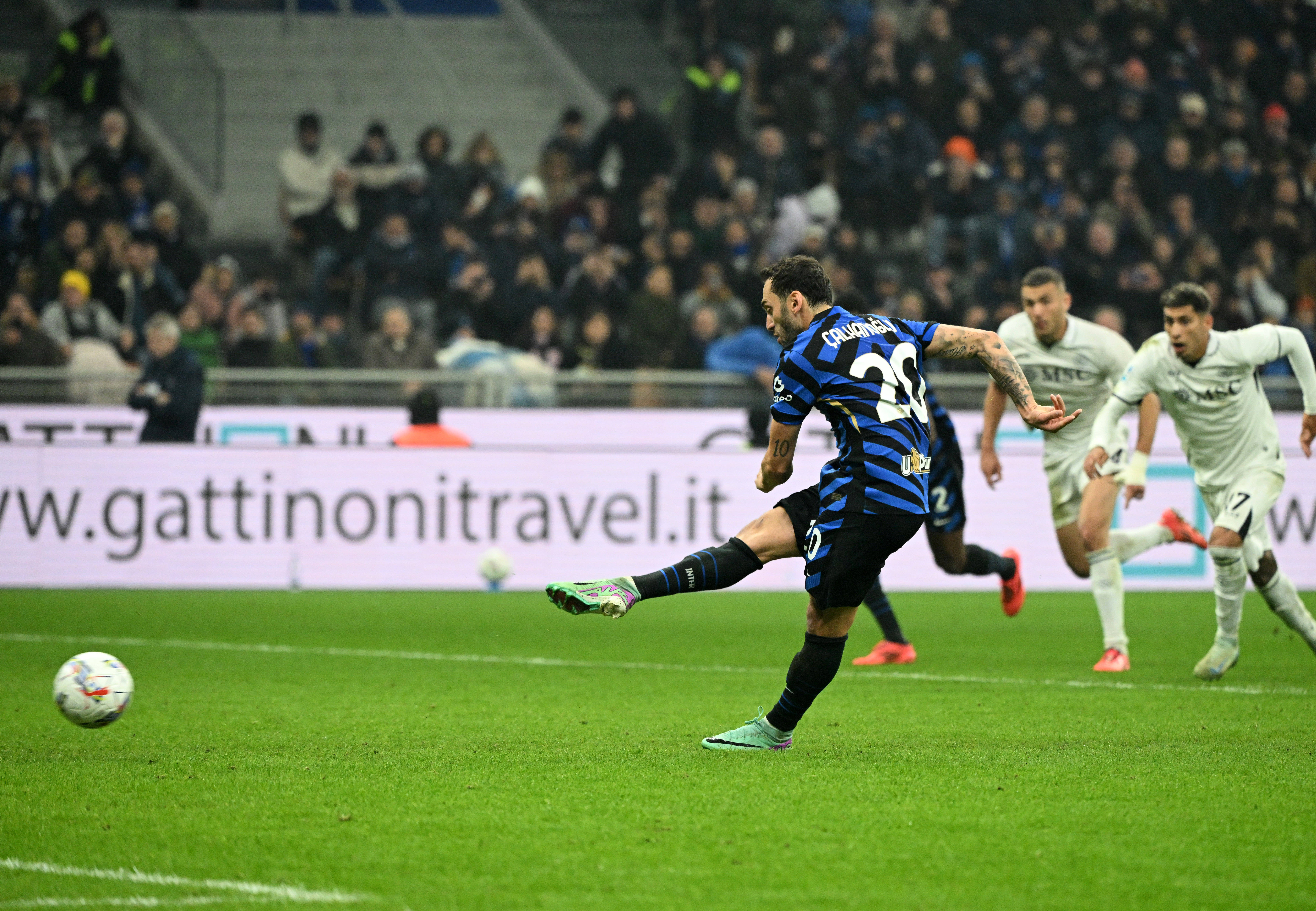 包含那不勒斯主场大胜乌迪内斯，保持前四位置的词条