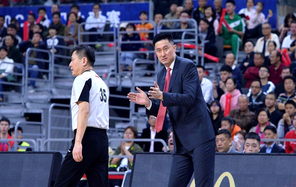 包含球队老将因伤缺席，队友联手突破困境的词条