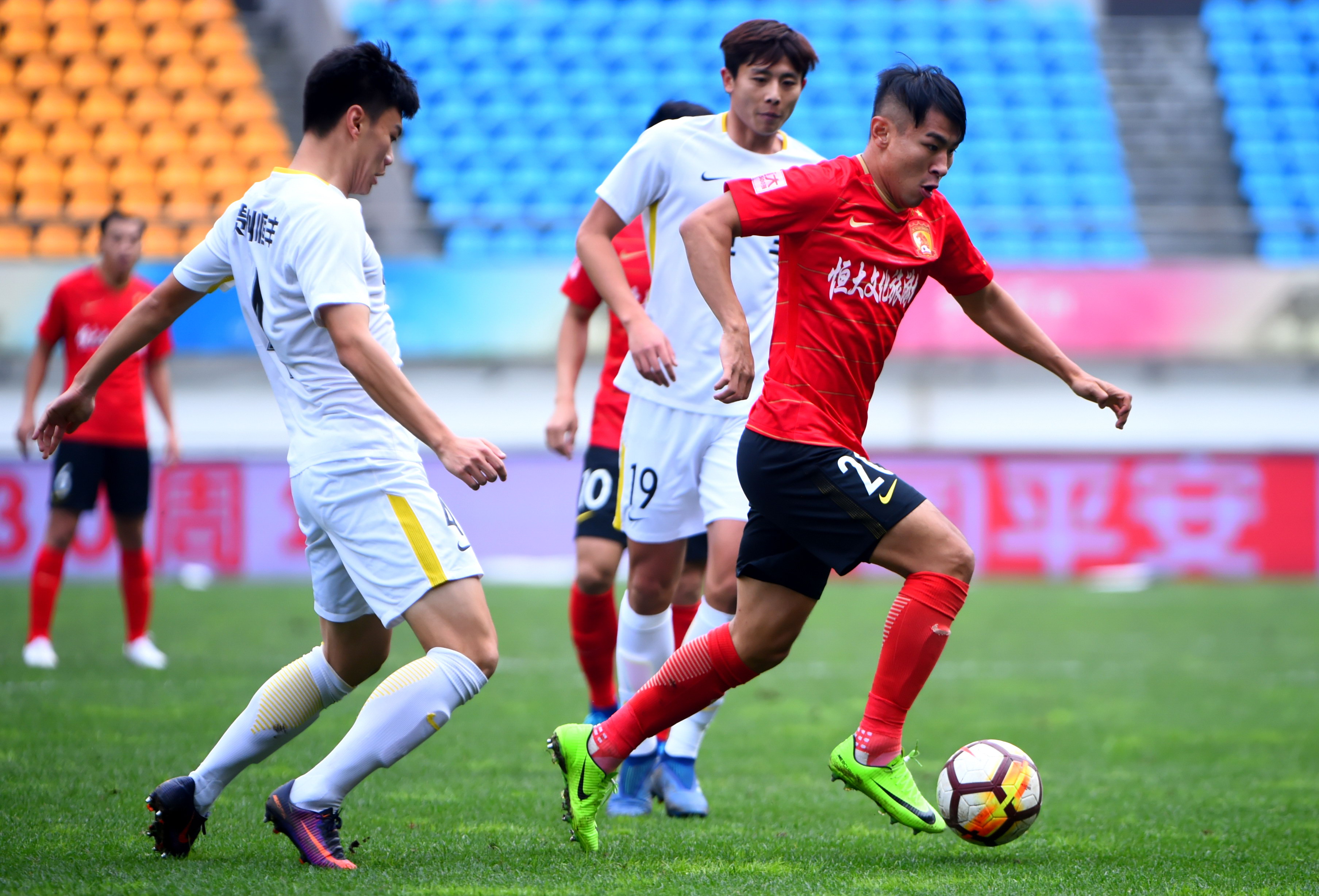 恒大胜利后球员互动引关注