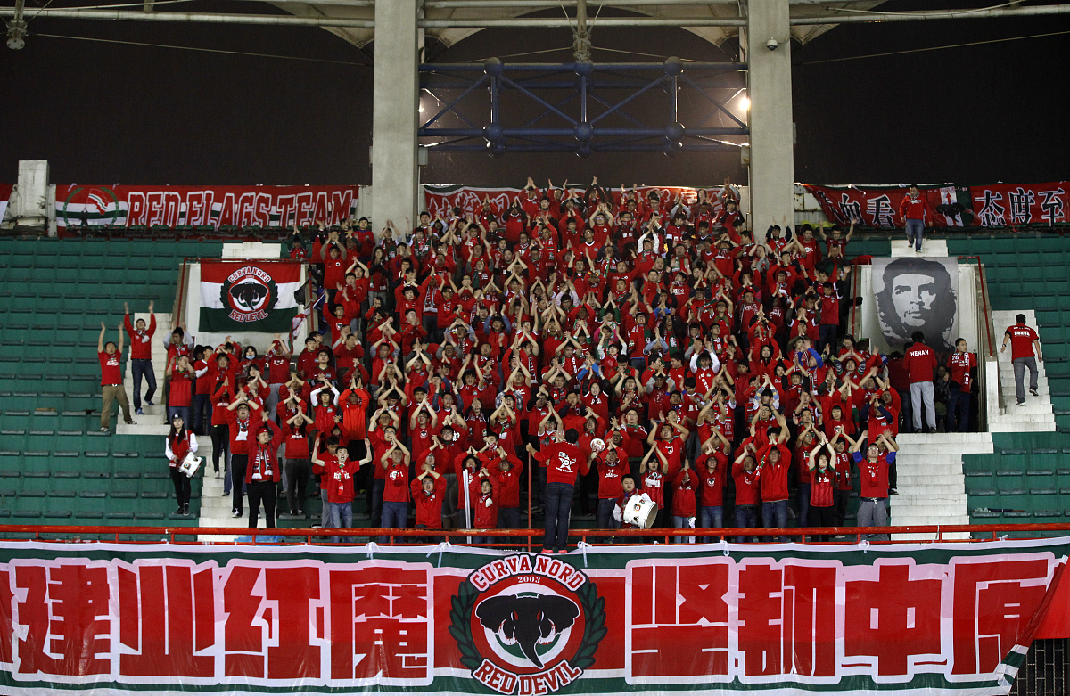 恒大胜利后球员互动引关注