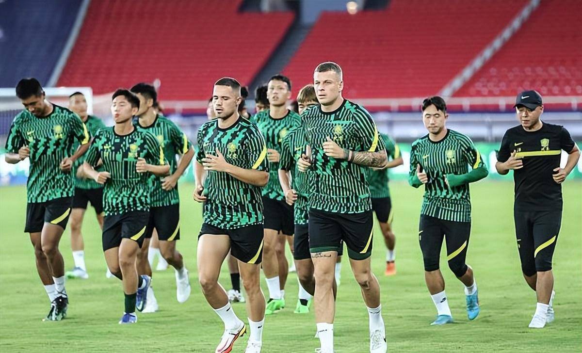 迪拜红星引援效果显著，逆袭晋级八强