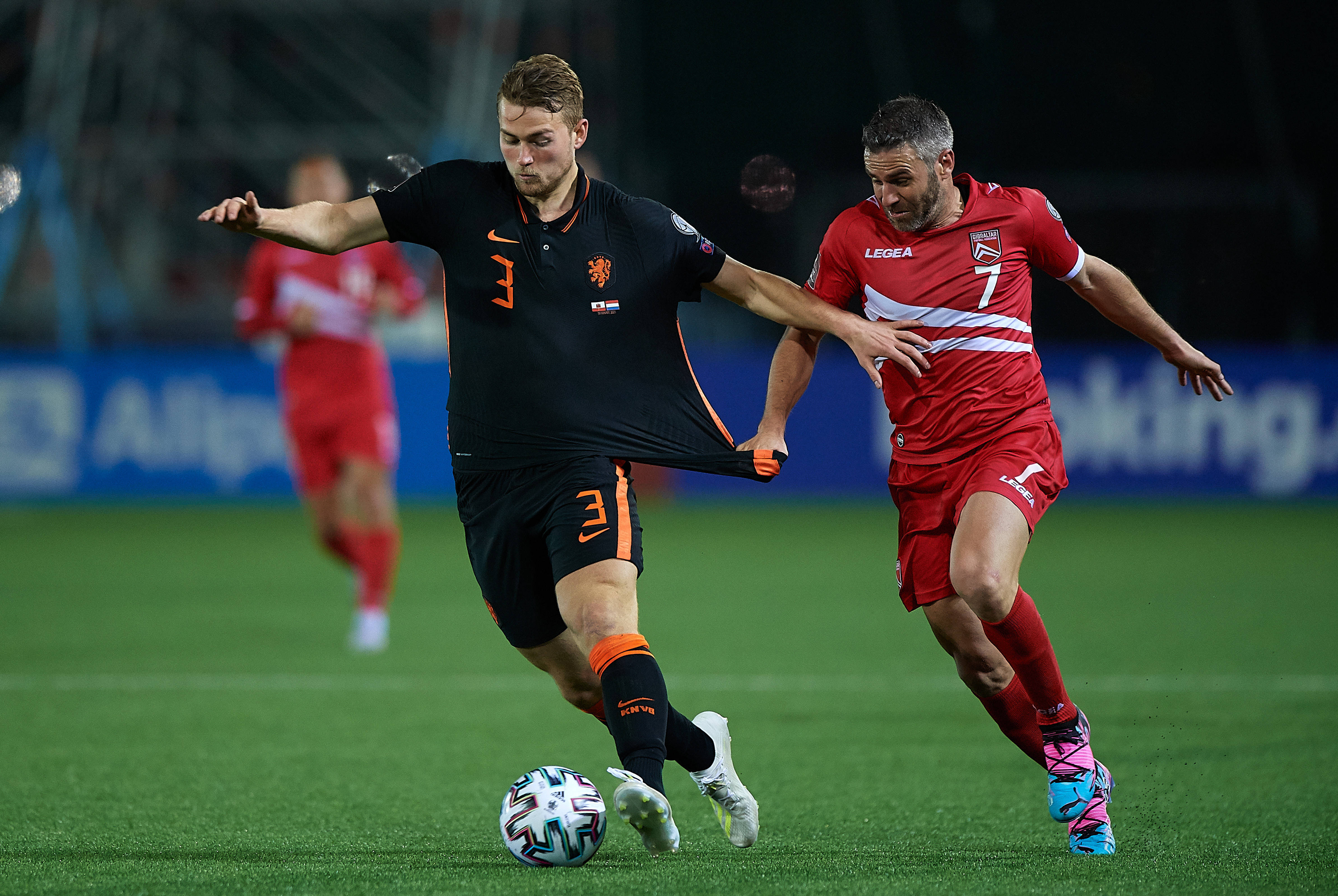 荷兰队在主场比赛中赢得胜利，实力彰显